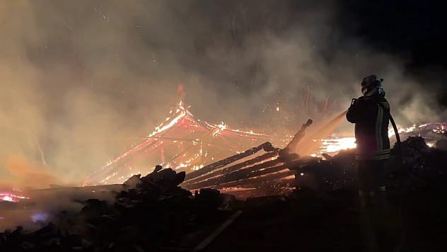 Karaçomak köyünde alevler 3 ev ve 2 samanlığı yuttu