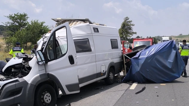Karavan tıra çarptı! 1 kişi öldü, 1 kişi yaralandı