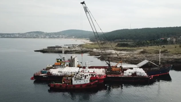 Karaya oturan gemideki yükün tahliyesine başlandı