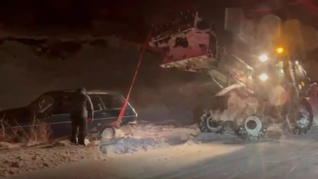 Karda mahsur kalanlar polis ekipleri tarafından kurtarıldı