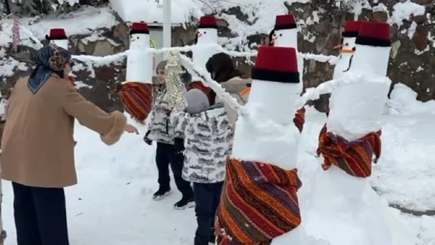 Kardan folklor ekibi görenleri şaşırttı