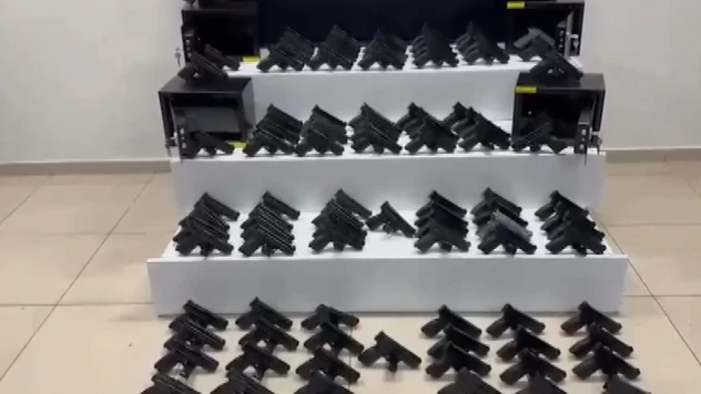 Kargo paketinde ruhsatsız tabanca çıktı