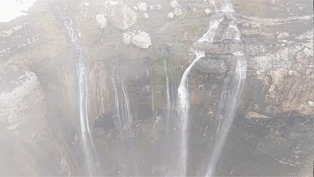 Karların erimesiyle akmaya başlayan şelaleler dronla görüntülendi
