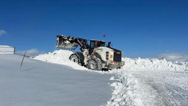 Kayseri-Malatya kara yolu kar ve tipi nedeniyle trafiğine kapatıldı
