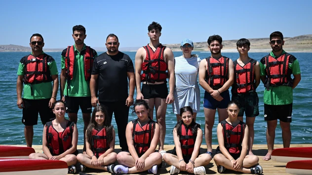 Kayseri'nin ilk lisanslı kano sporcuları, Yamula Barajı'nda kürek çekiyor