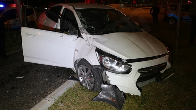 Kaza yapan otomobil sürücüsü olay yerinden kaçtı