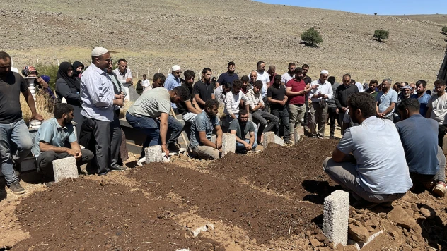 Kazada ölen 5 kişinin cenazesi toprağa verildi