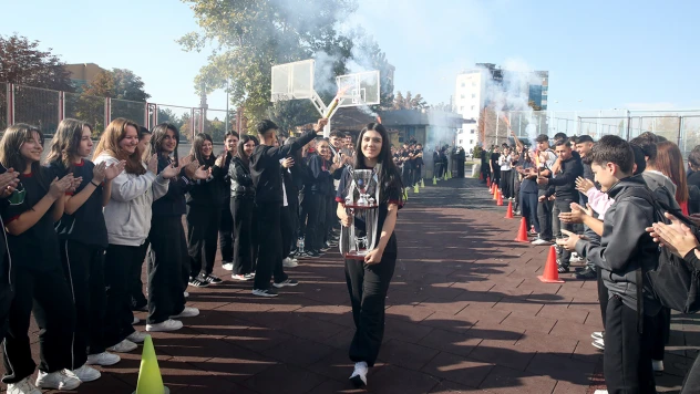 Kick boks dünya şampiyonu öğrenciye okulunda sürpriz karşılama