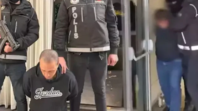 Kırmızı bültenle aranan 2 firari İstanbul'da kıskıvrak yakalandı