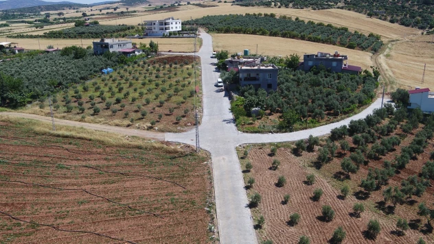 Kırsaldaki kilit parke çalışmalarıyla yol standardı yükseliyor