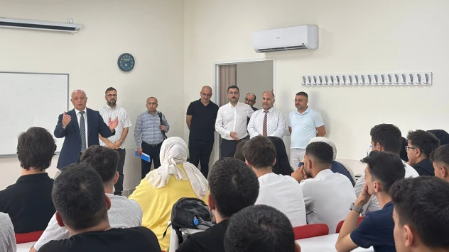 KİÜ Rektörü Bakan, yeni eğitim-öğretim yılının ilk gününde öğrencilerle buluştu