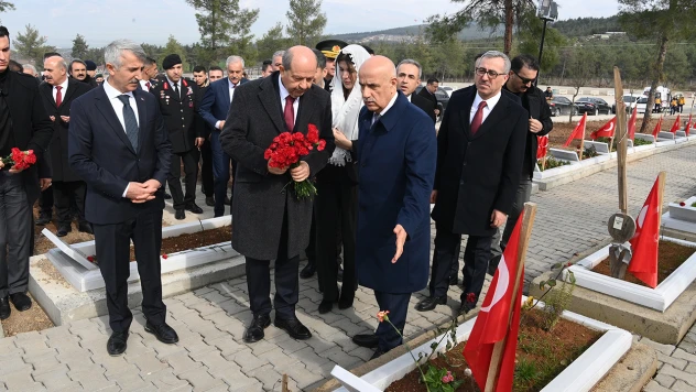 KKTC Cumhurbaşkanı Tatar, deprem şehitlerini unutmadı