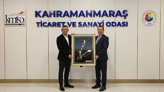 KMTSO Başkanı Buluntu, Özgür Özel'e Atatürk işlemeli tablo hediye etti