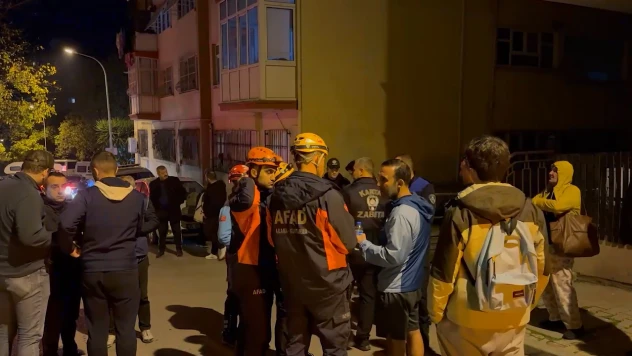 Kolonlarında çatlak oluşan 4 katlı bina boşaltıldı