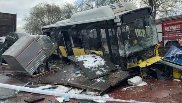 Kontrolden çıkan İETT otobüsü otoparka girdi