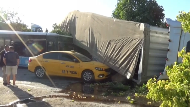 Kontrolden çıkan tır dehşet saçtı