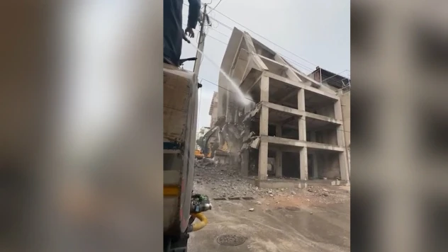 Kontrolsüz yıkım yan binaya zarar verdi