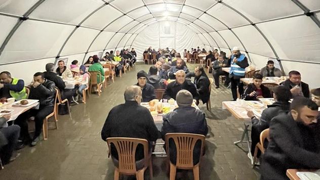 Koordinatör Vali Akkoyun ve Başkan Okumuş iftarı vatandaşlarla yaptı