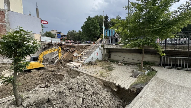 Köprüde kısmi çökme trafiği felç etti