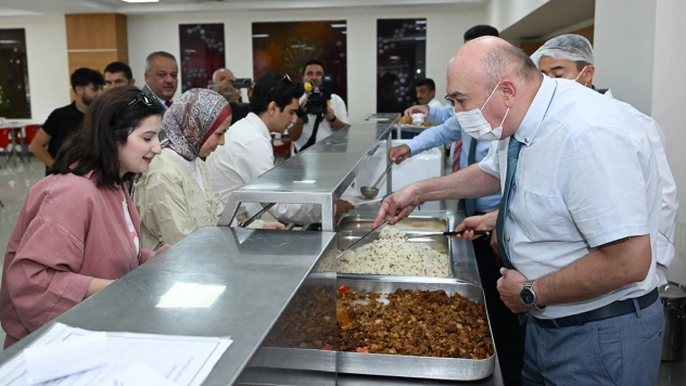 KSÜ Rektörü Yasım, dönemin ilk gününde öğrencilerle yemekhanede buluştu