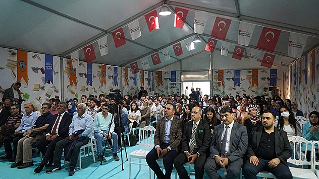 KSÜ Rektörü Yasım, fuarda gençlere seslendi