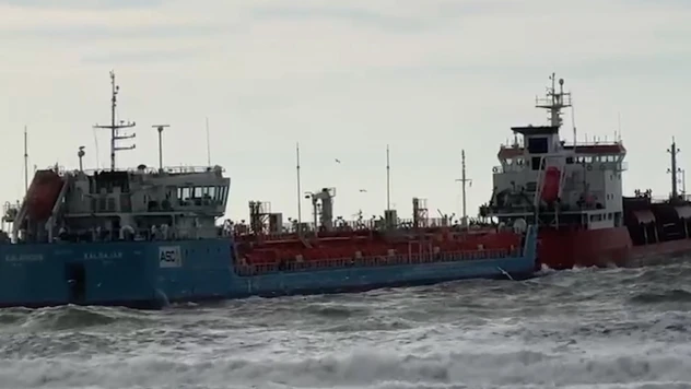 Küçükçekmece'de iki tankerden acil alarmı