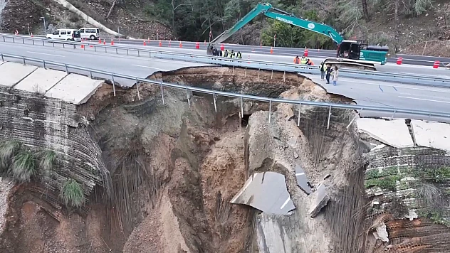 Kumluca-Kemer kara yolunda heyelan ve göçük oluştu