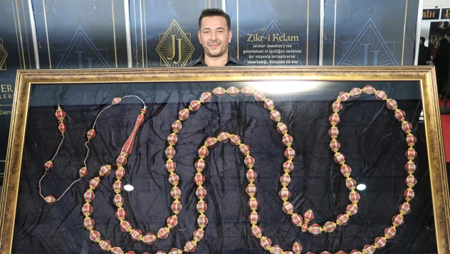Kur'an-ı Kerim'in ayetlerinin işlendiği 12 kg'lık tespih ilgi odağı oldu