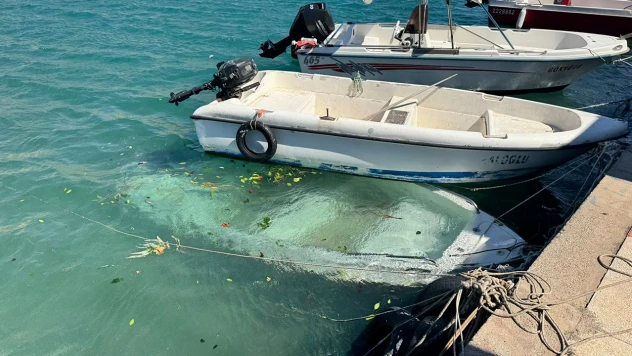 Kuvvetli fırtına nedeniyle kıyıdaki 2 tekne battı