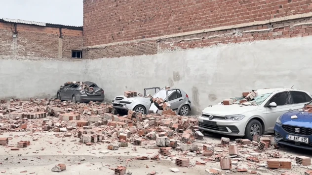 Kuvvetli rüzgarın devirdiği duvar 6 aracı paramparça etti