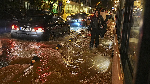 Kuvvetli sağanak ve fırtına yaşamı olumsuz etkiledi