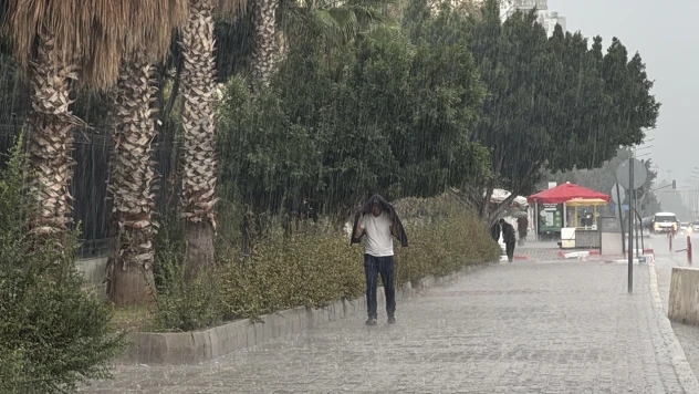 Kuvvetli sağanak ve rüzgar hayatı olumsuz etkiliyor