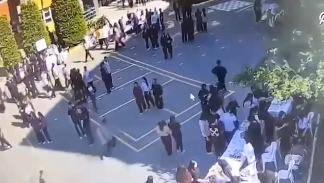 Lise öğrencisi okul bahçesinde arkadaşını bıçakladı