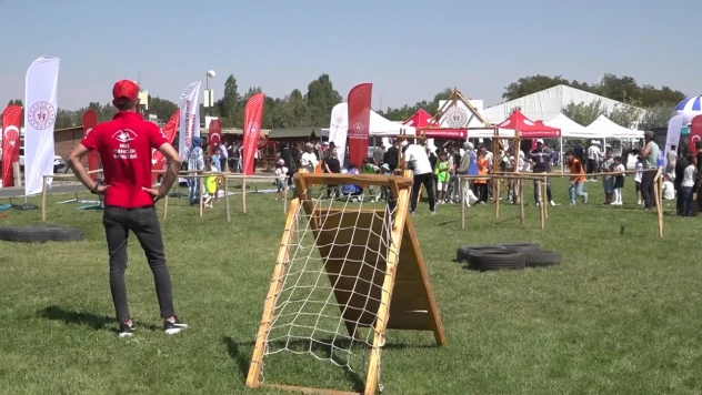 Malazgirt Zaferi'nin yıl dönümünde çocuklar geleneksel oyunlarla tarihe yolculuk yaptı