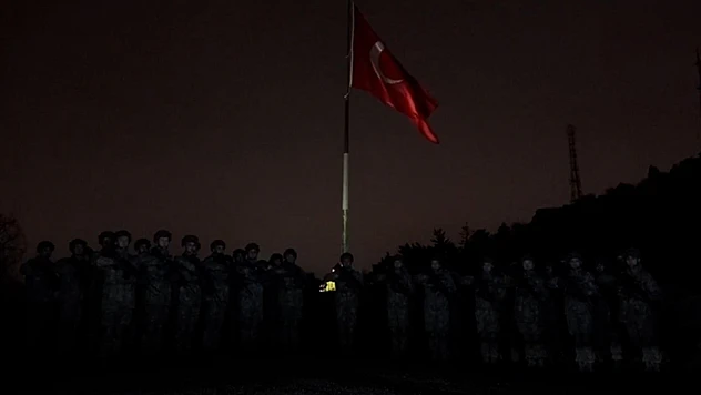 Mehmetçik, 6 Şubat'ta hayatını kaybedenler için saygı duruşunda