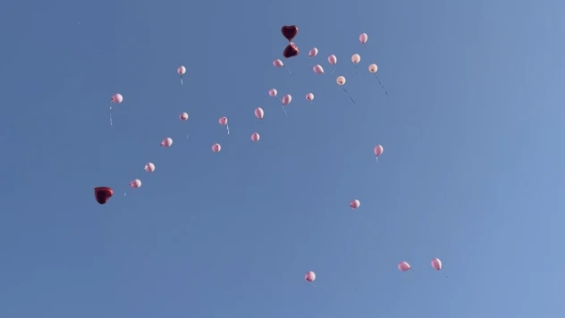 Meme kanserini yenen kadın için gökyüzüne pembe balonlar bırakıldı