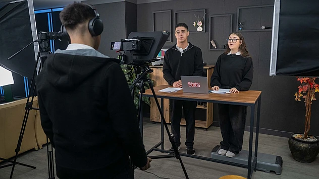 Meslek liseliler, stüdyoda haber sunarak mesleki becerilerini geliştiriyor