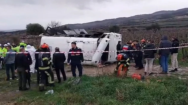 Midibüs şarampole yuvarlandı! 25 kişi yaralandı