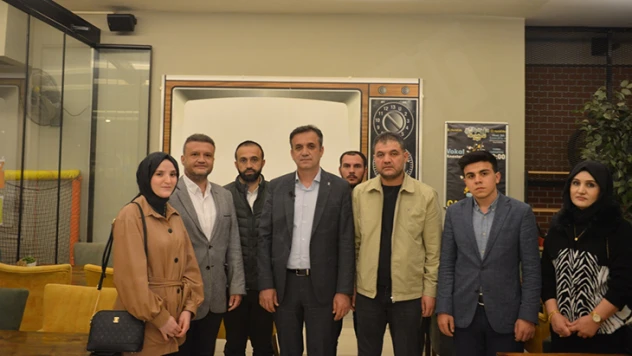 Milletvekili Adayı Kurt, gençlerle bir araya geldi