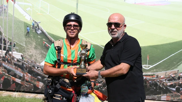 Milli yamaç paraşütü sporcusu, kazandığı kupayla kulüp tesisine iniş yaptı