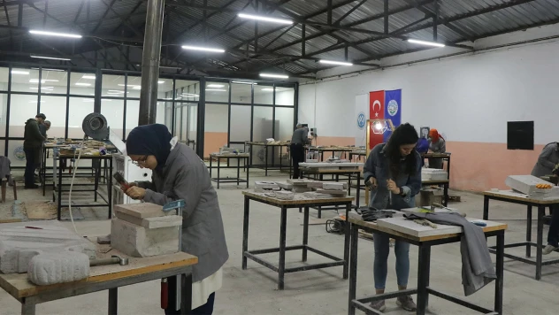 Mimar Sinan'ın eserlerindeki motifleri taşa işliyorlar