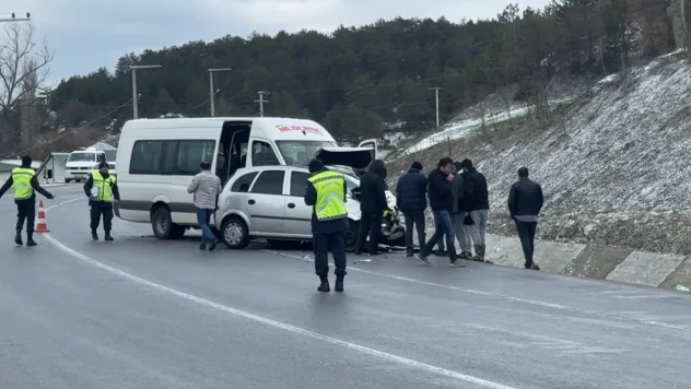 Minibüs ile otomobil çarpıştı! 1 kişi öldü, 9 kişi yaralandı