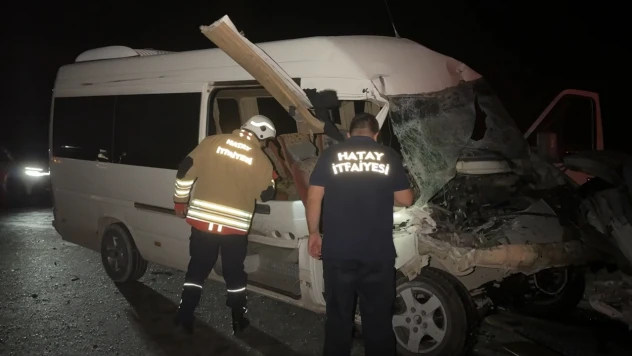 Minibüs ile traktör çarpıştı! 14 kişi yaralandı