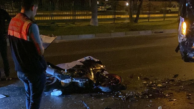 Minibüsle çarpışan motosikletin sürücüsü öldü