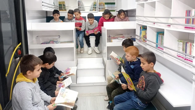 Mobil çocuk kütüphanesi, miniklerin yüzünü güldürdü