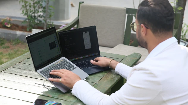 Müşteri temsilcisi yapay zeka, müşteriyi karşılıyor, satışa yönlendiriyor