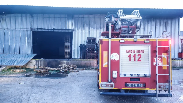 Narenciye paketleme fabrikasında yangın çıktı