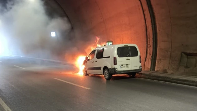Necip Fazıl Kısakürek Tüneli'nde araç yangını paniğe neden oldu