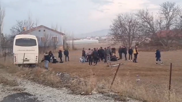 Öğrenci servis aracı ile kamyonet çarpıştı, 14 kişi yaralandı