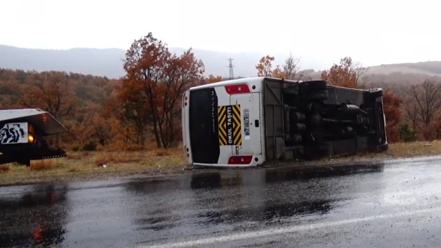 Öğrenci servisi devrildi! 29 kişi yaralandı
